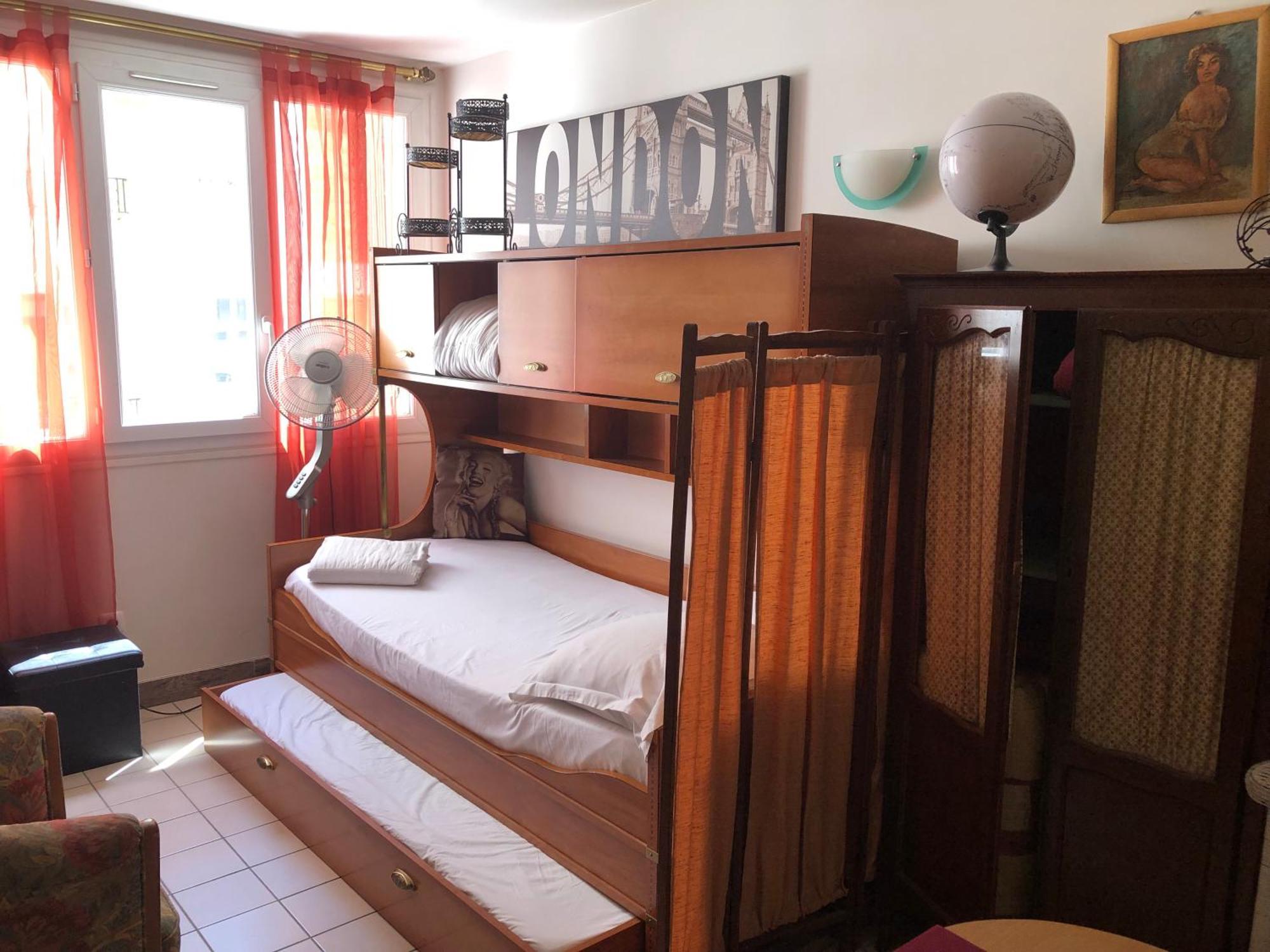 Studio Pigalle De 25 M2 - 2 Lits Simples Type Gigogne Pour 2 Personnes - Coeur Touristique De Paris - 2 Minutes De La Station Metro Pigalle ,Petit Train Vers La Butte Montmartre-Cabarets Moulin Rouge,Chez Michou-Restaurants Bouillon Pigalle,Berliner Eksteriør billede