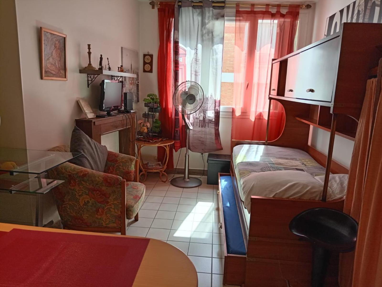 Studio Pigalle De 25 M2 - 2 Lits Simples Type Gigogne Pour 2 Personnes - Coeur Touristique De Paris - 2 Minutes De La Station Metro Pigalle ,Petit Train Vers La Butte Montmartre-Cabarets Moulin Rouge,Chez Michou-Restaurants Bouillon Pigalle,Berliner Eksteriør billede